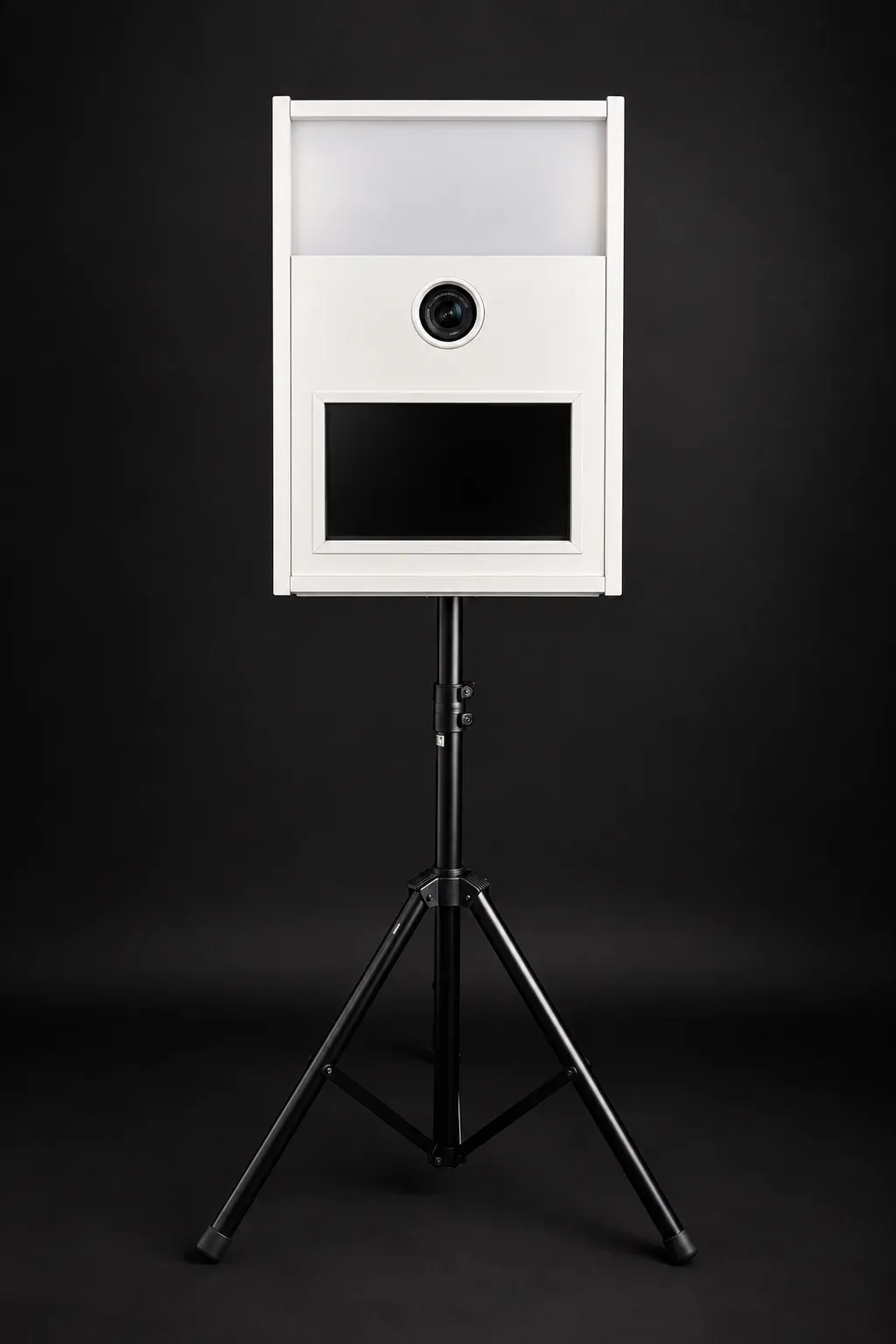 Fotobox mit weißem Gehäuse und Beleuchtung vor schwarzem Hintergrund