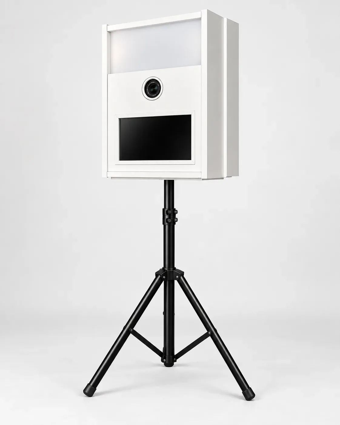 Weiße Fotobox mit Kamera und Touchscreen auf einem Stativ
