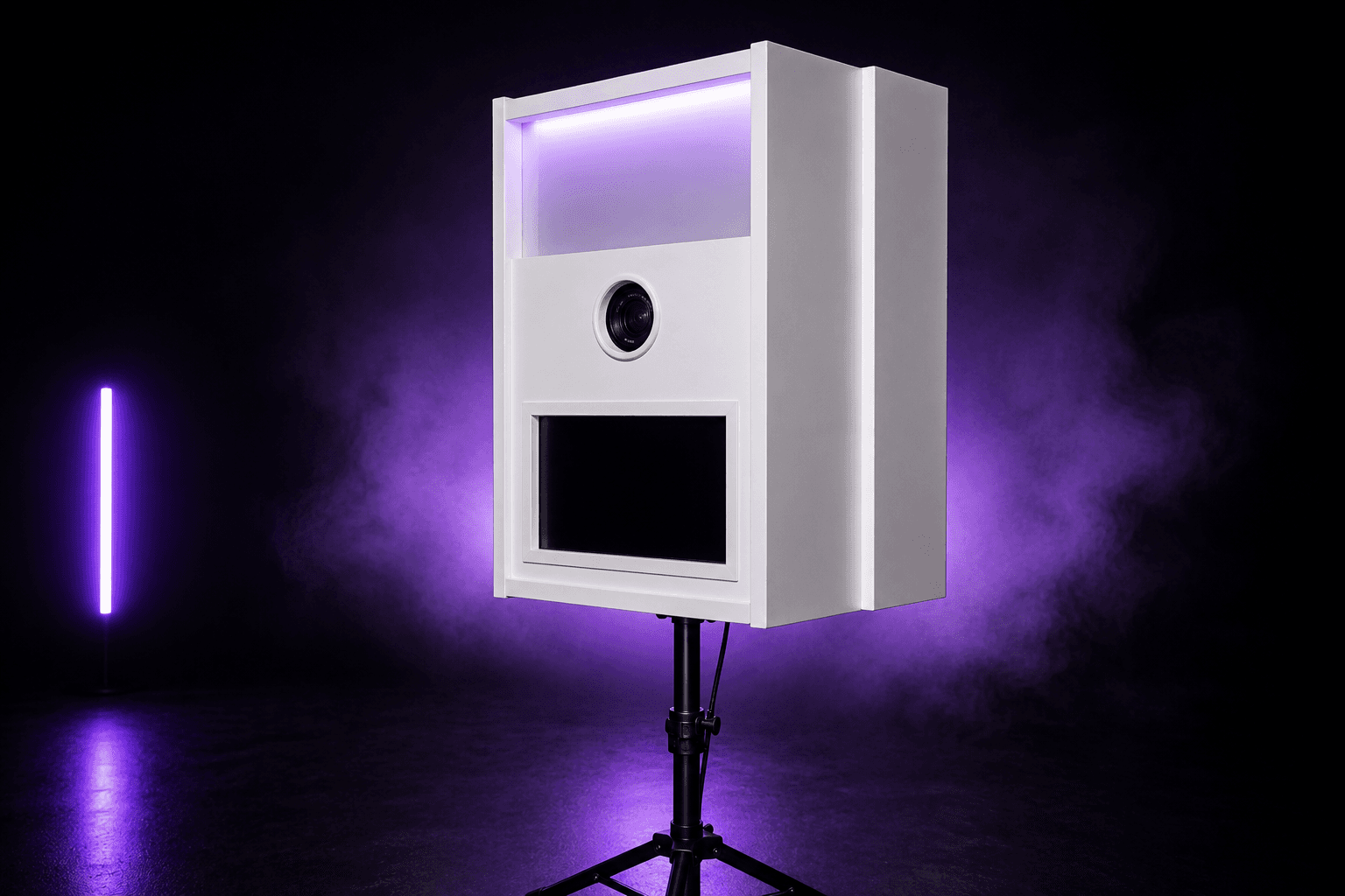 Weiße Premium Fotobox von DieFotoboxen.de frontal auf Stativ mit elegantem Event-Licht